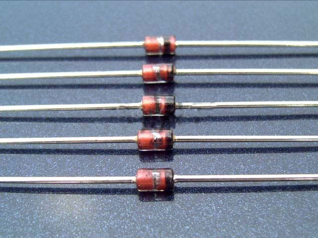 Zenerova dioda 15V 1.3W BZX85C15