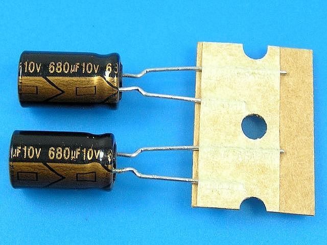 680uF/10V - 105°C Lelon RXK Elektrolytický Kondenzátor