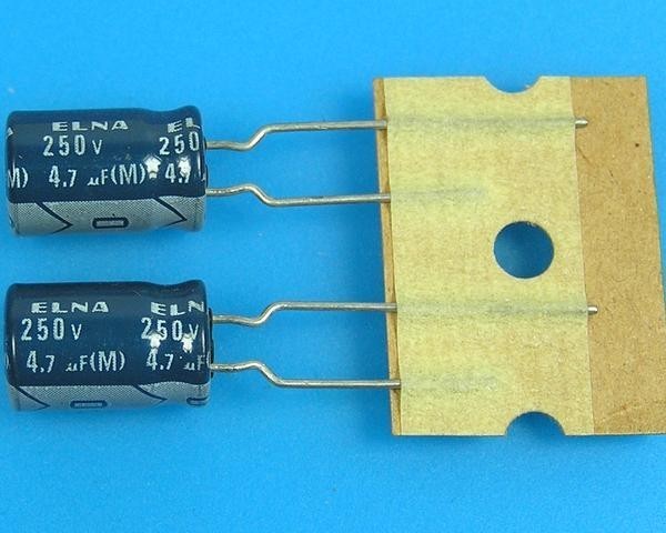 Kondenzátor elektrolytický 4,7uF/250V 85°C Elna RE3