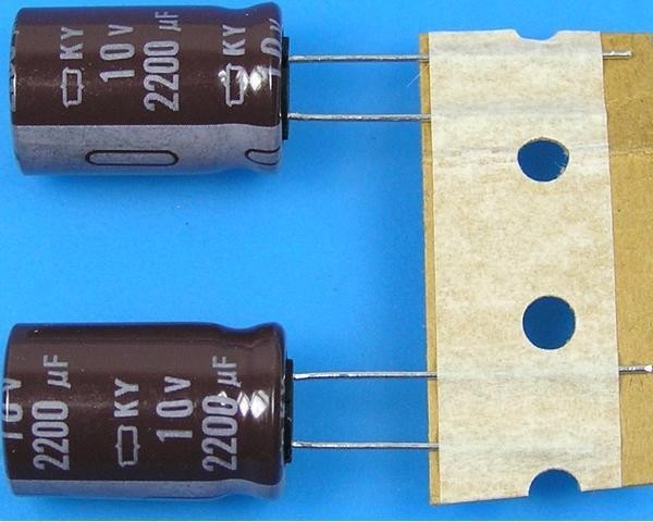 Nippon KY Kondenzátor 2200uF/10V 105°C - Nízká ESR, Dlouhá Životnost