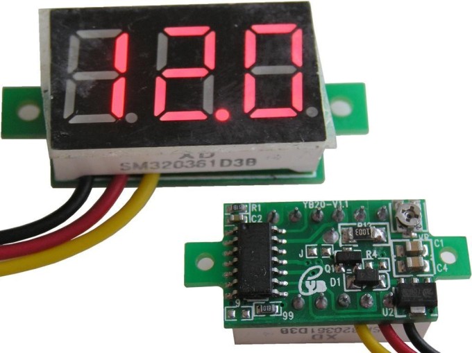 Digitální panelové měřidlo 0-100V LED s korekcí