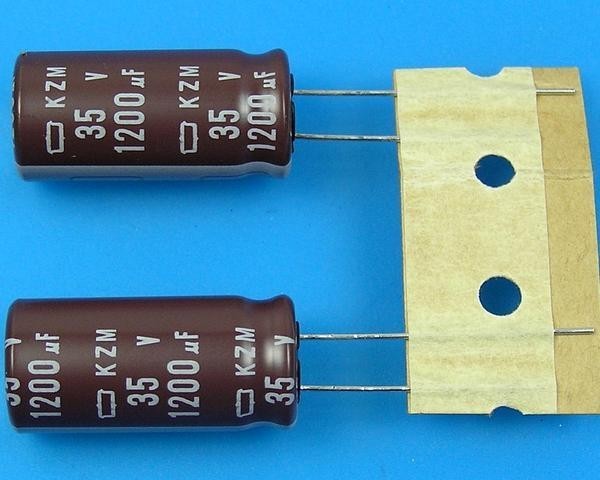 Kondenzátor elektrolytický 1200uF/35V 105°C Nippon KZM